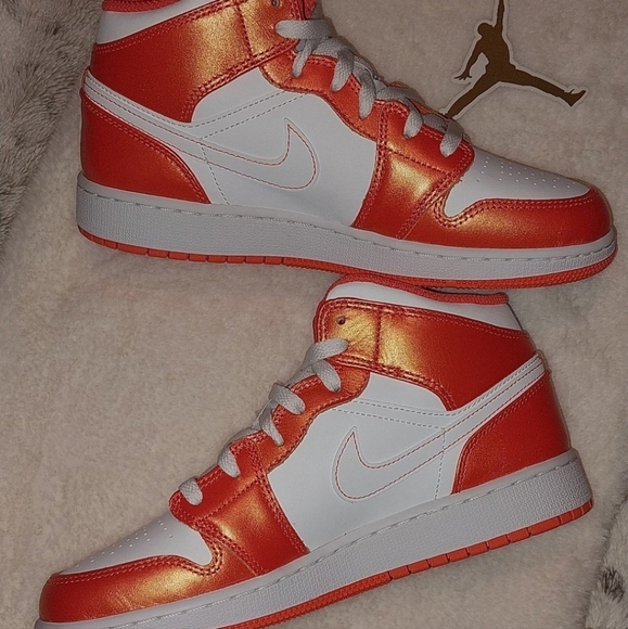 Nike Air Jordan 1 Mid GS Electro Orange - Picture 5 of 12